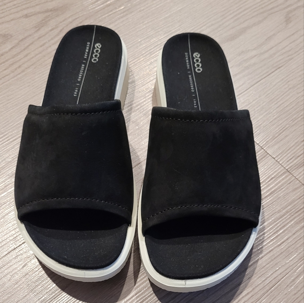 Gently Used Ecco Slides size 37 womens